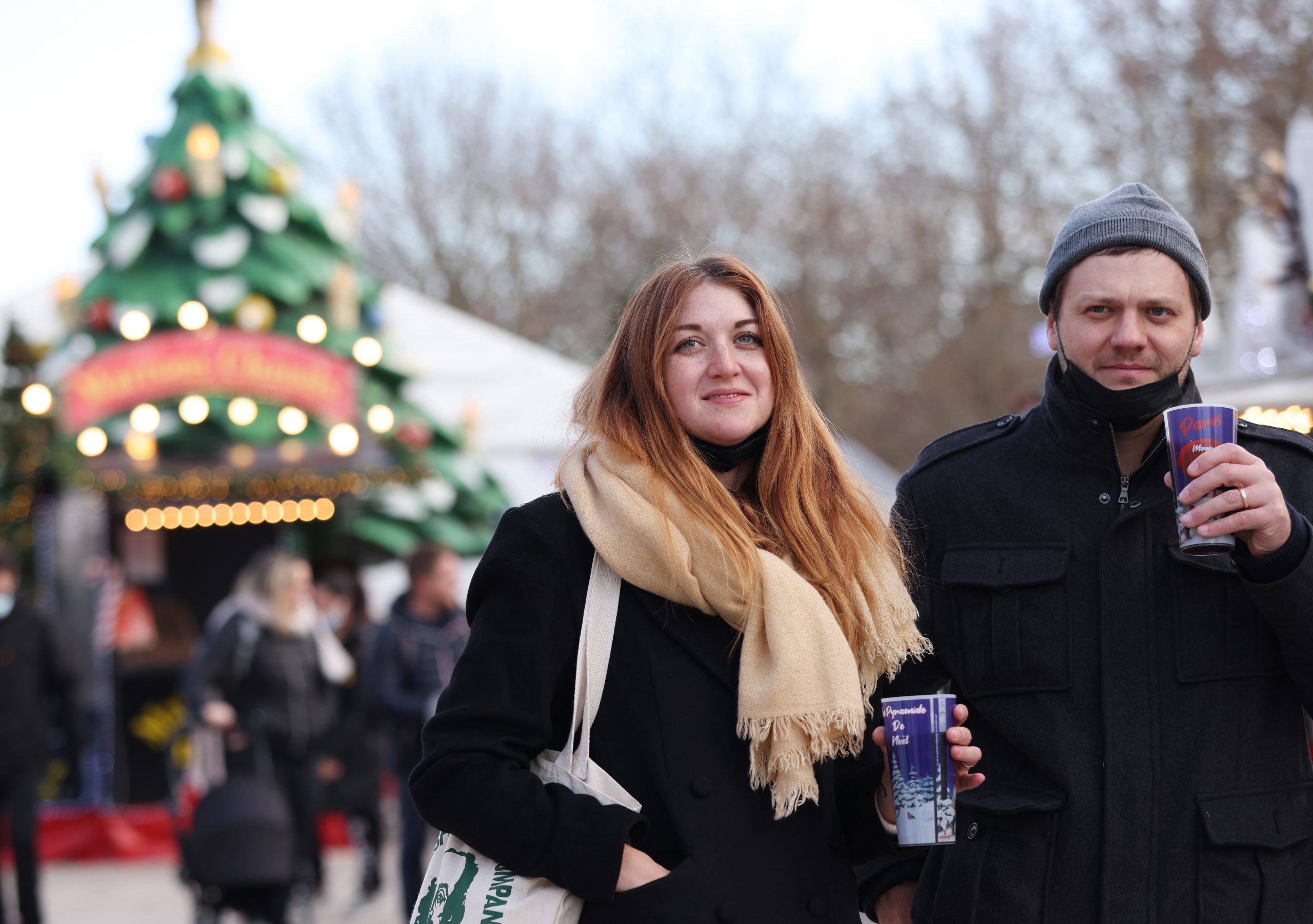 法国遭第五波疫情侵袭 无阻人民欢庆圣诞佳节