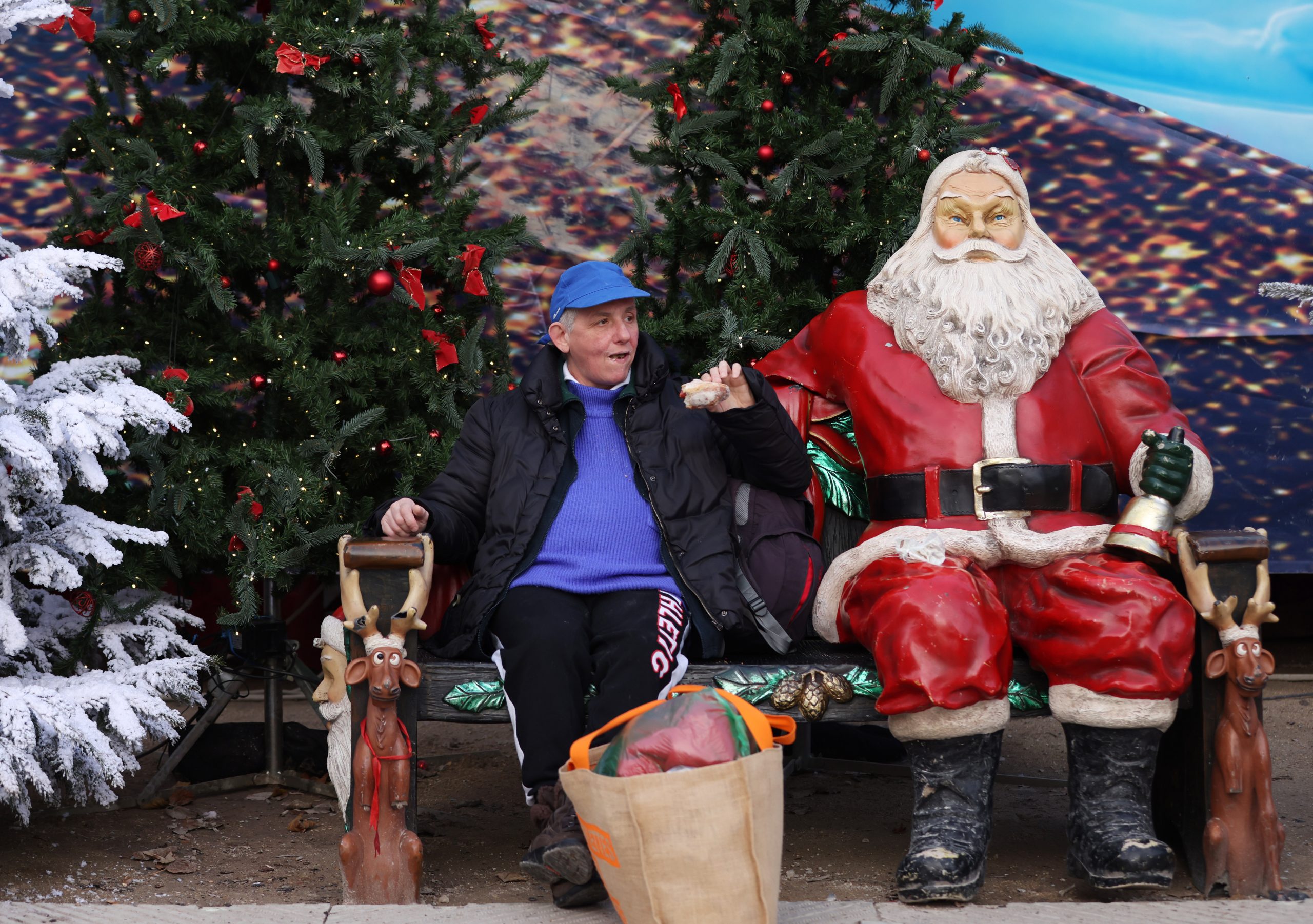 法国遭第五波疫情侵袭 无阻人民欢庆圣诞佳节