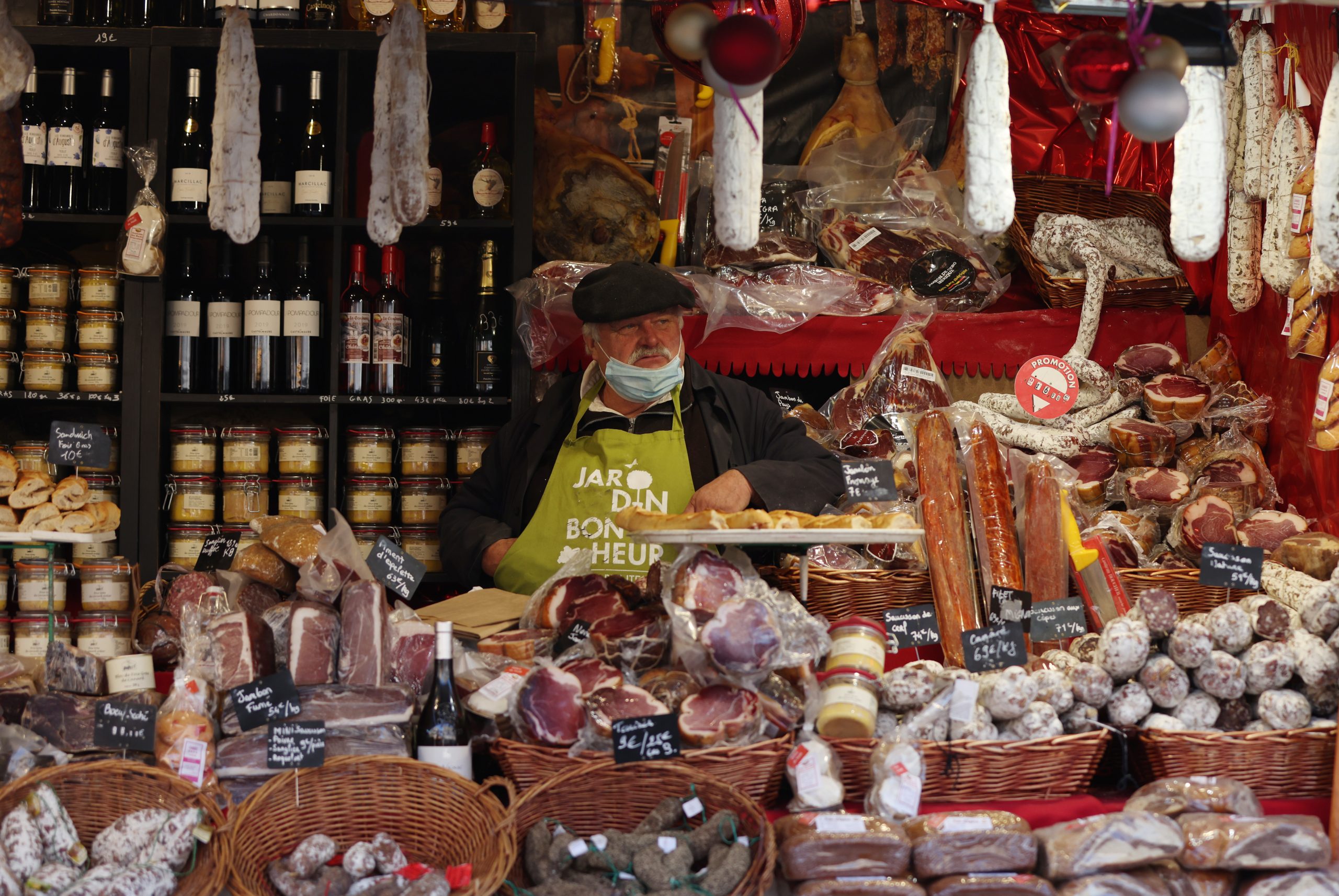 法国遭第五波疫情侵袭 无阻人民欢庆圣诞佳节