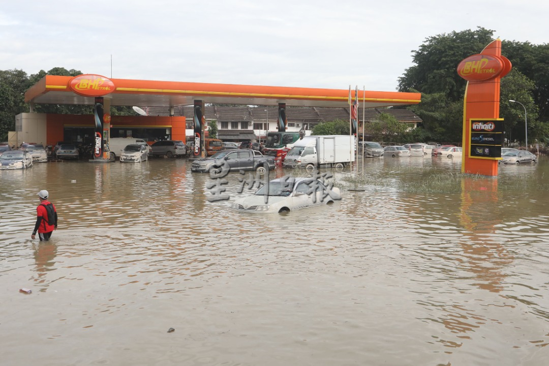 泡水车子维修工作繁杂收费不一 修车厂：电子零件多至少要3万