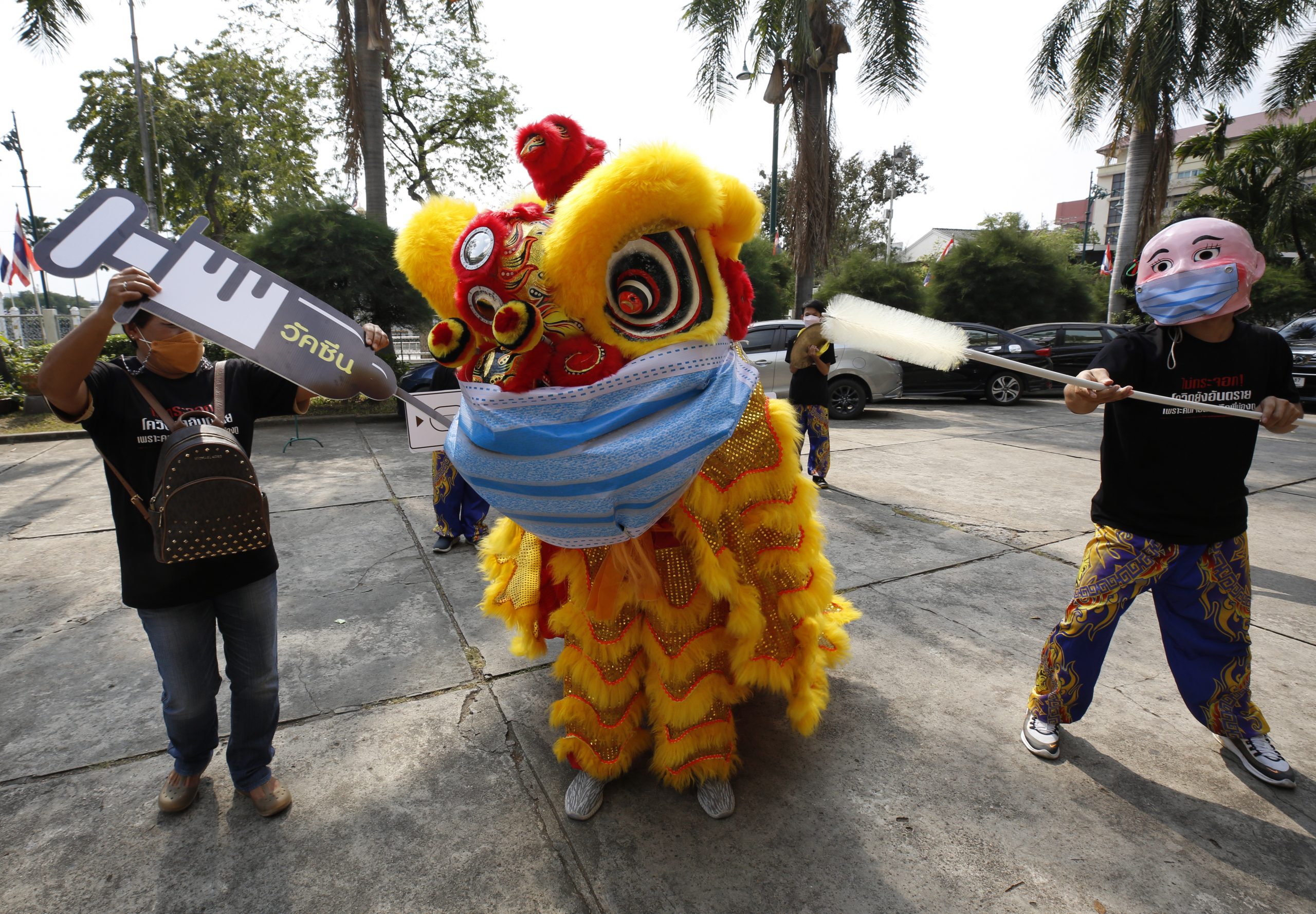 泰国民众示威 舞狮“注射疫苗”