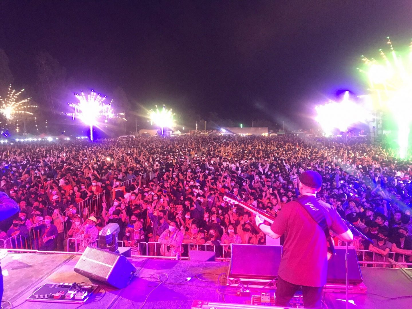 泰国音乐节现场人山人海 政府紧急暂停活动