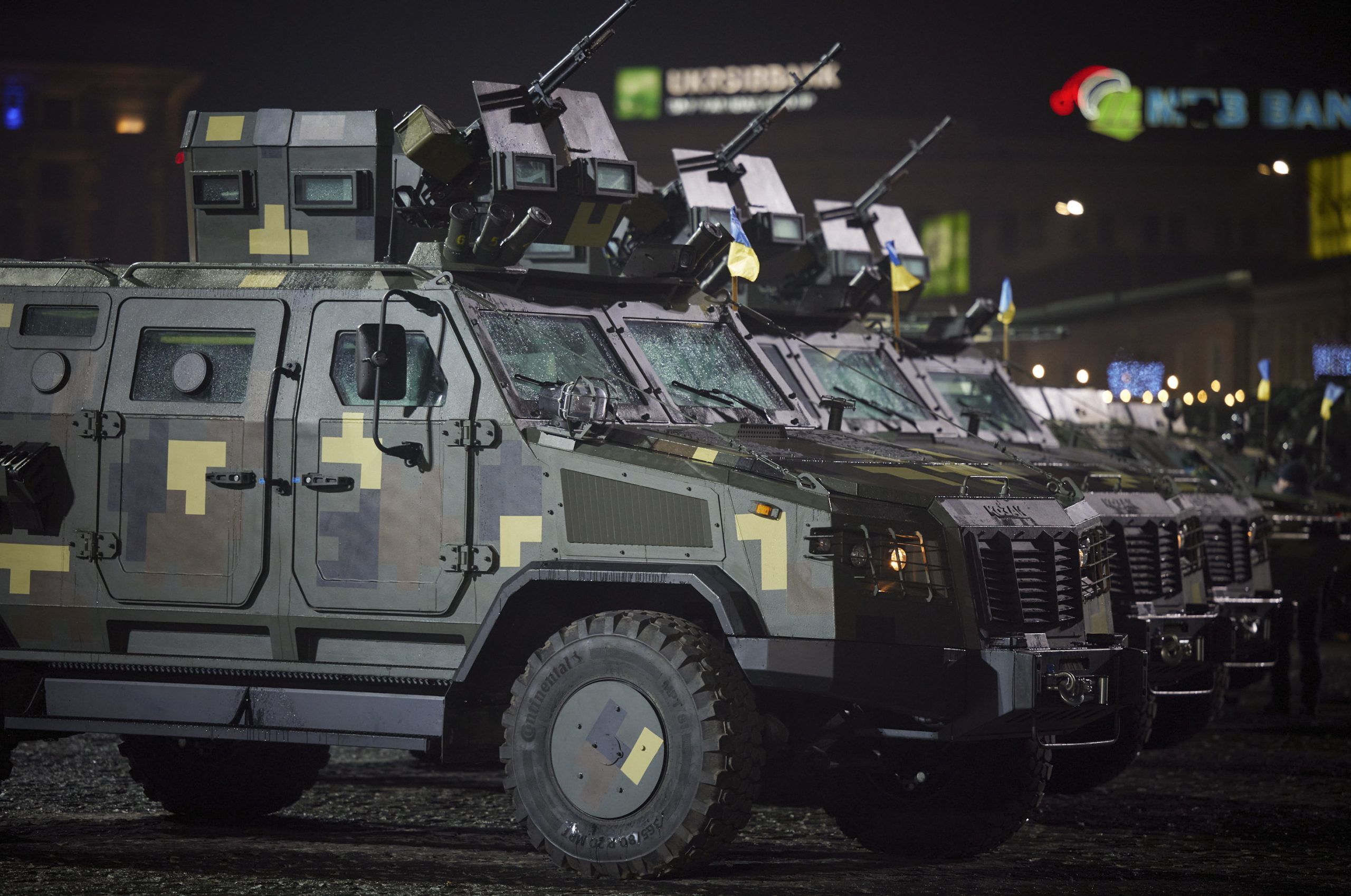  泽连斯基视察乌东前线　建军节展示美制武器<br />
