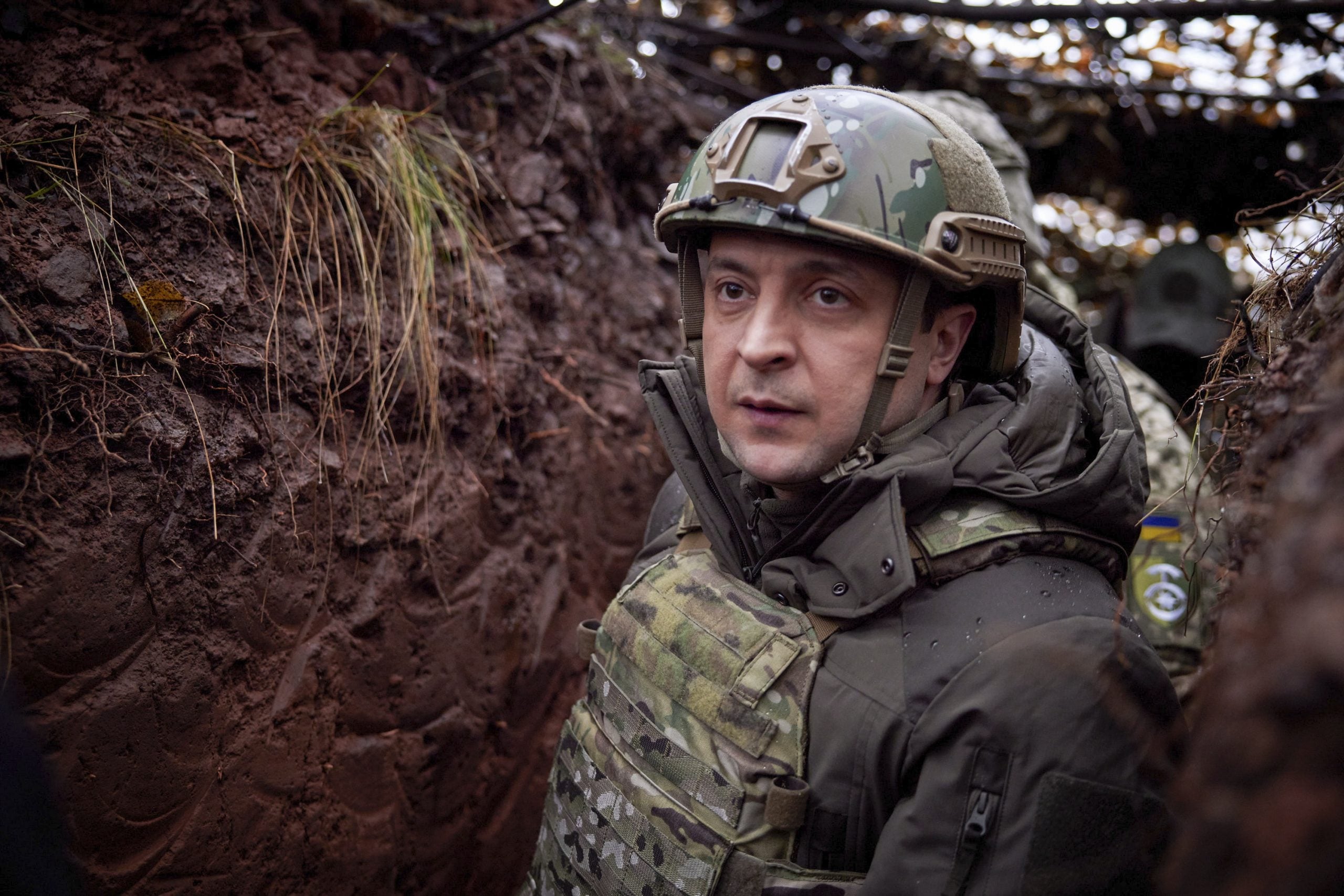  泽连斯基视察乌东前线　建军节展示美制武器<br />
