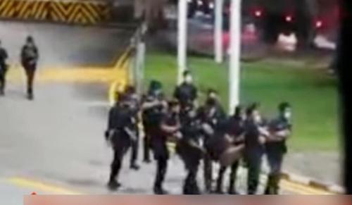 涉开车闯关卡被警员“抬走” 大马男子被控上庭  