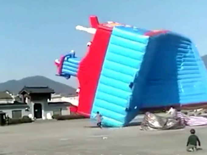 湖北充气城堡被吹翻多人受伤 景区:村民自建的