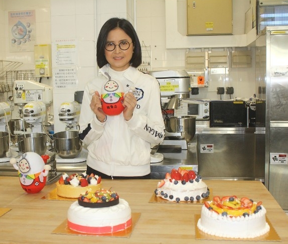 激罕现身周润发登山大队 56岁邵美琪素颜真面目惊人