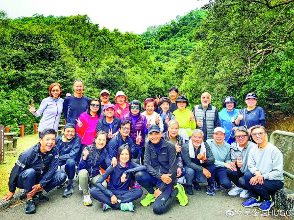 激罕现身周润发登山大队 56岁邵美琪素颜真面目惊人