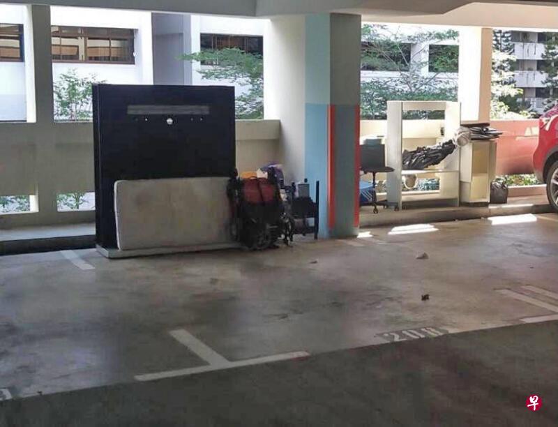 狮城车主霸2车位放杂物 轿车当“储藏室”用