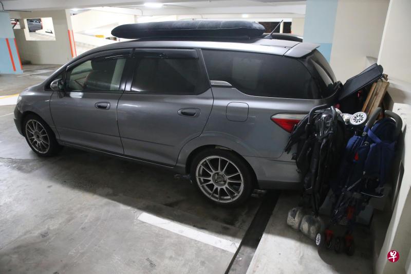 狮城车主霸2车位放杂物 轿车当“储藏室”用