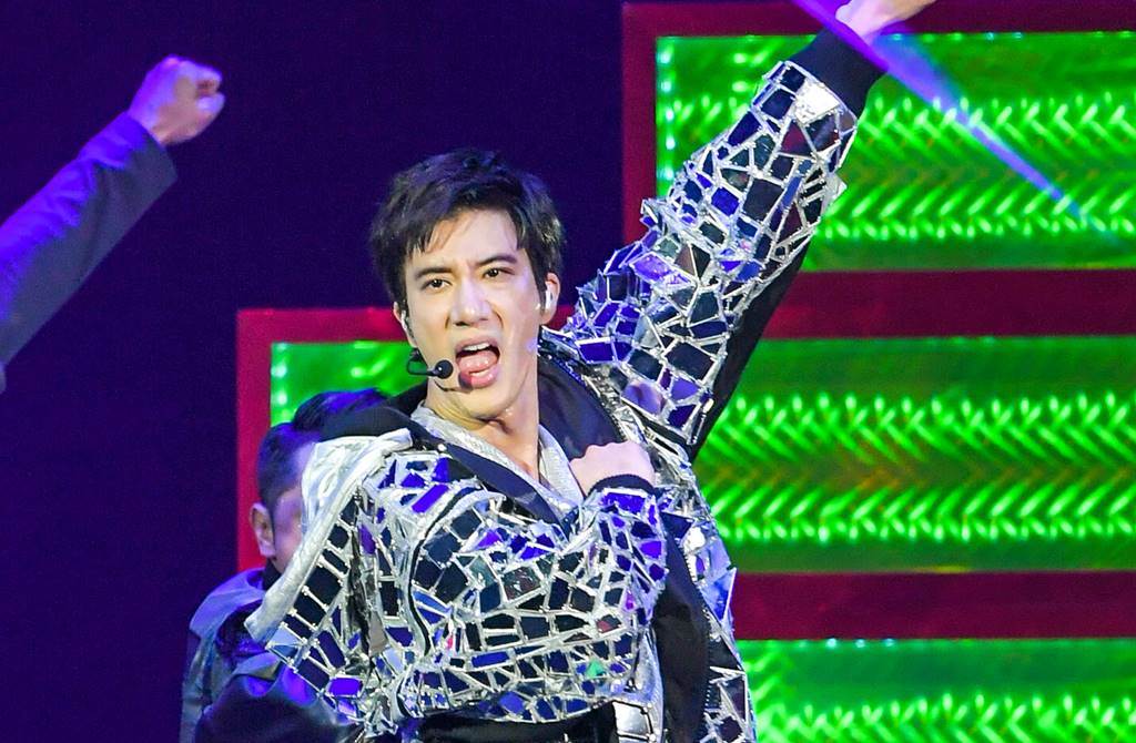 王力宏“向钱看”黑历史被挖出 蔡依林12年前曾义气救火