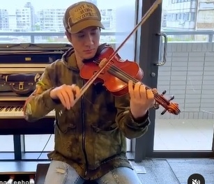 王力宏深夜拉琴遭投诉扰民 被亏“文章写不过就用唱的”