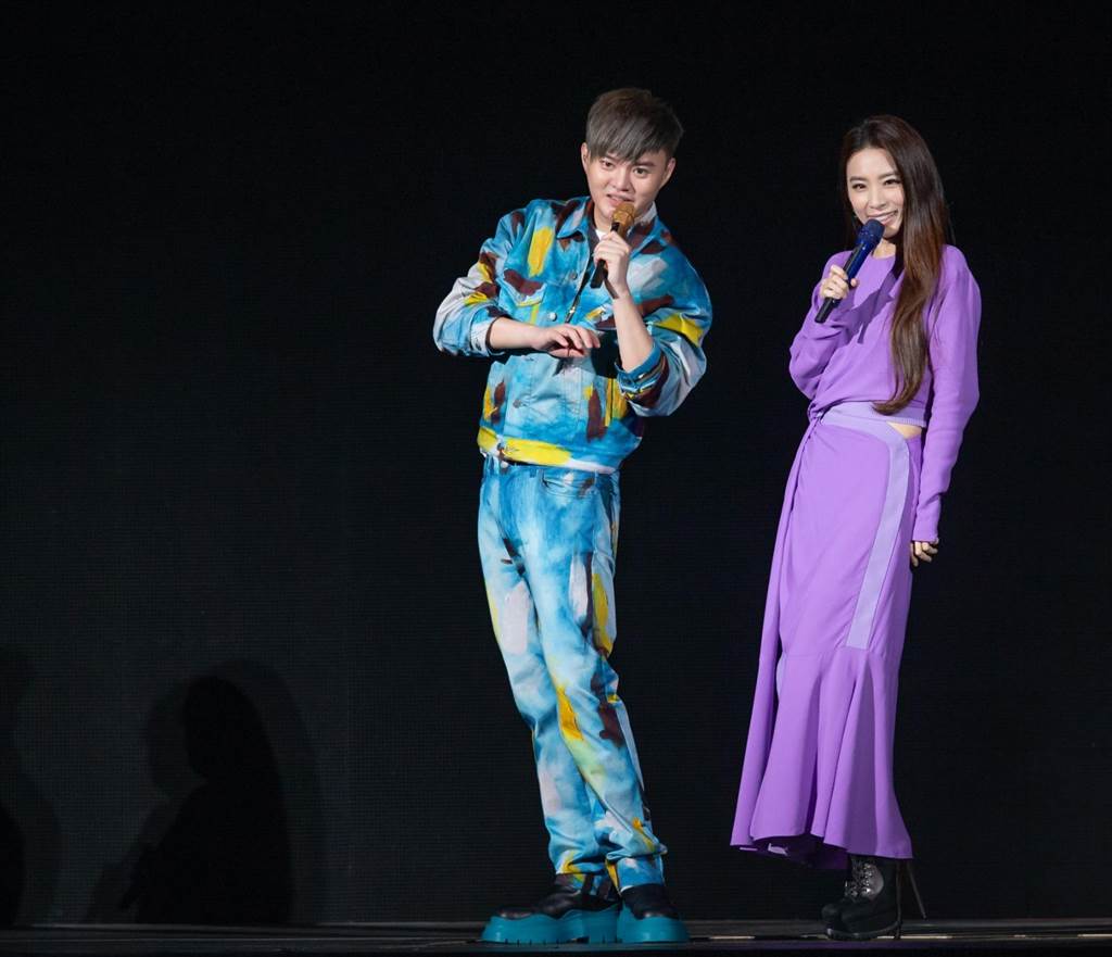 田馥甄致歉许富凯  爆母常私讯骚扰