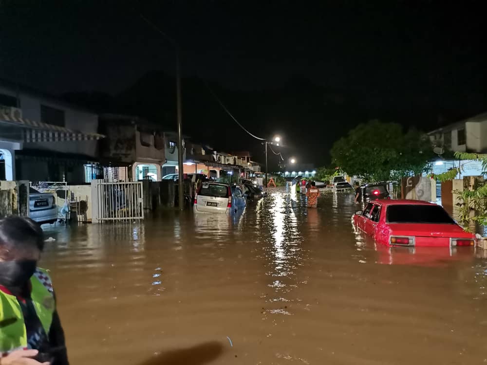 白兰园水灾淹至大腿 水位2小时后渐消无灾民迁移
