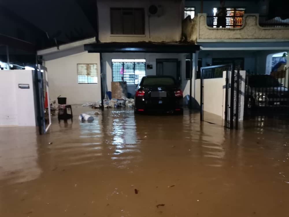  白兰园水灾淹至大腿 水位2小时后渐消无灾民迁移