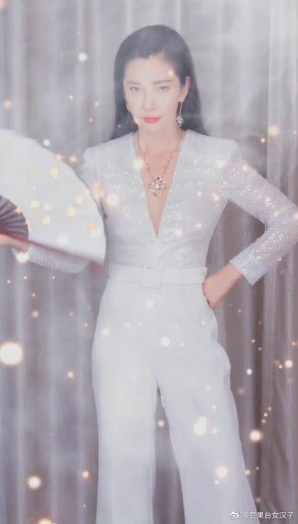 直播穿深V领 李冰冰被举报衣着暴露