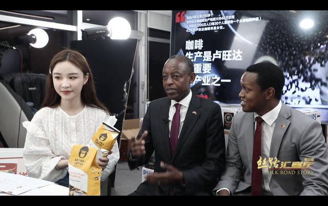  看世界  2图  外国驻华大使直播带货“秒空”