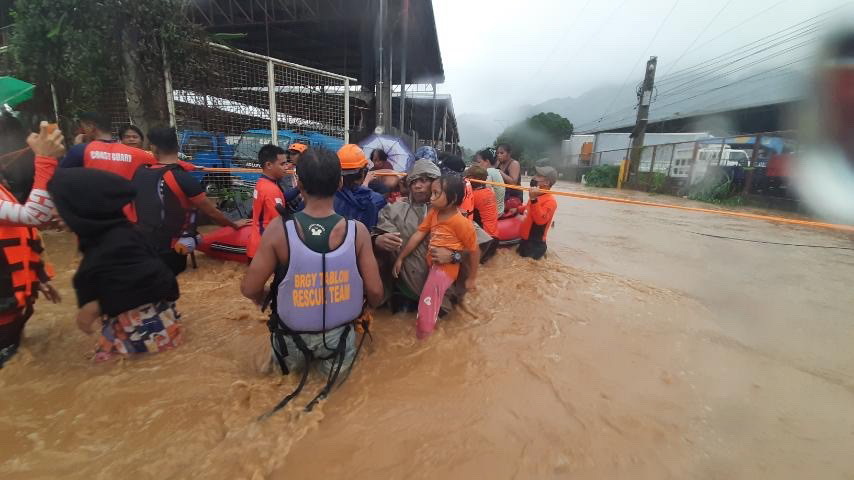 看世界2图)超级台风“雷伊”来袭 数万人紧急疏散