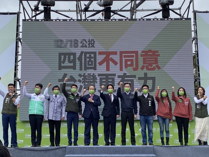 看世界两图)台四大公投18日举行　蓝绿两派办造势集会