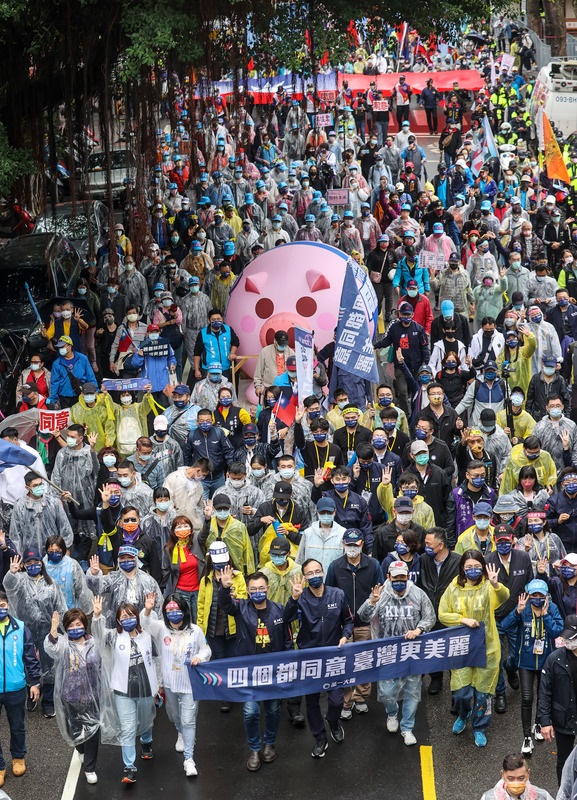 看世界两图)台四大公投18日举行　蓝绿两派办造势集会