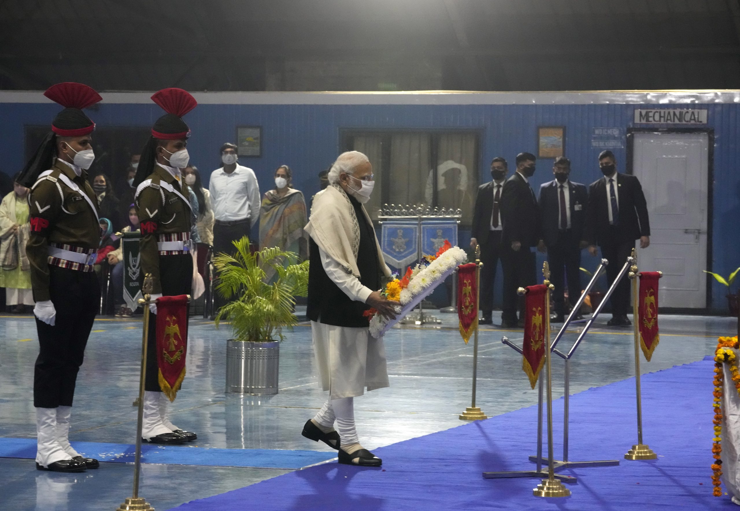 看世界)印度国防参谋长遗体运送车队半路出车祸 临时换车