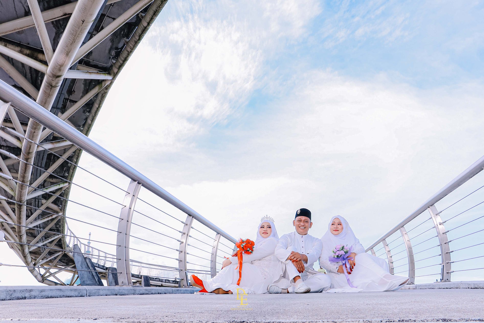 砂男尽享齐人之福  拍摄“三人婚妙照” 