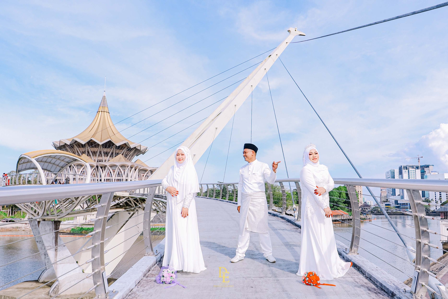 砂男尽享齐人之福  拍摄“三人婚妙照” 