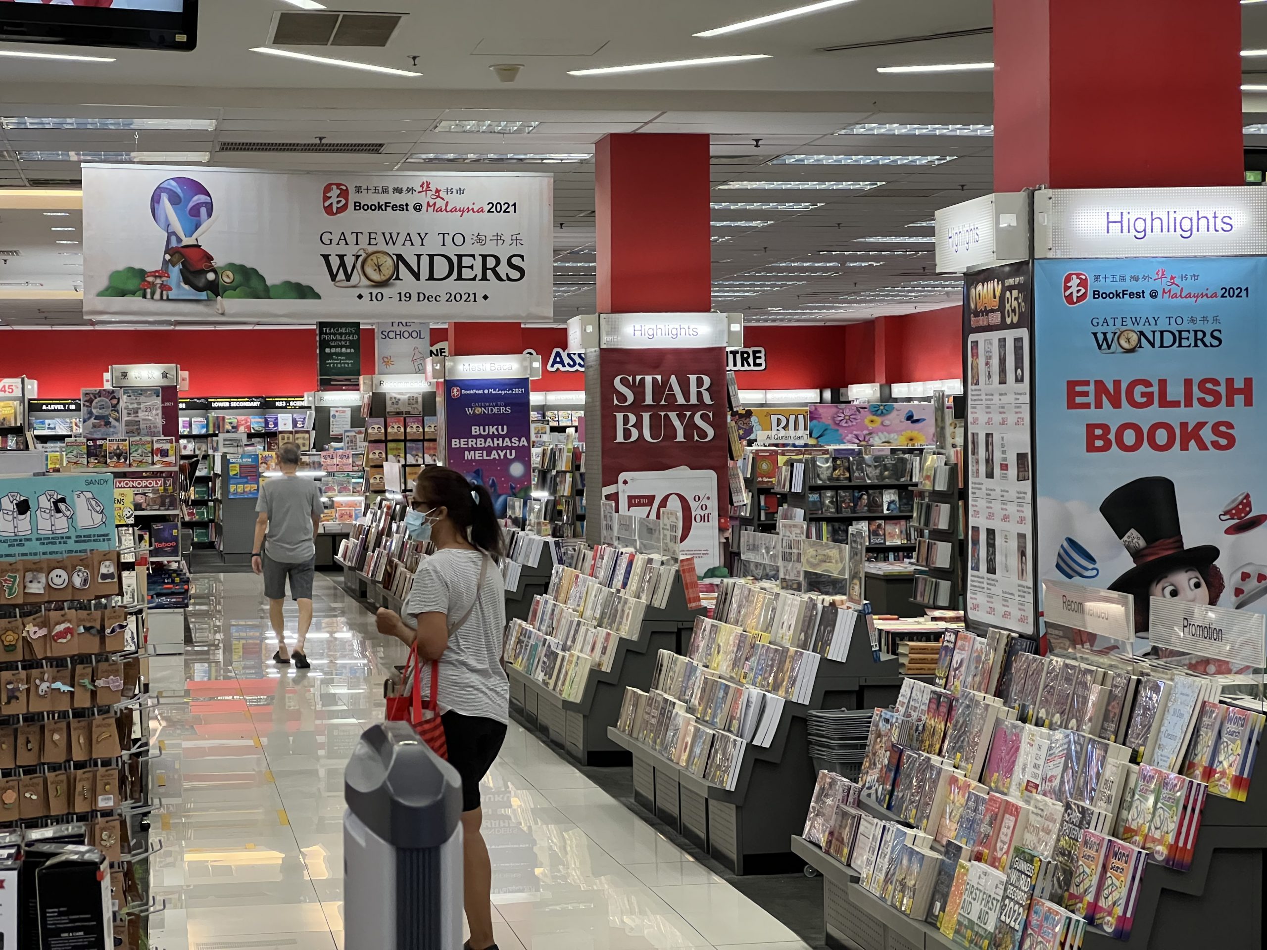 第17届海外华文书市,星洲日报合作媒体伙伴。配二图