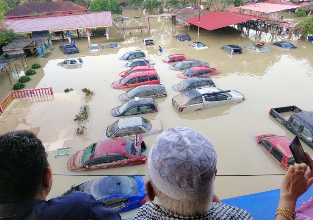 等不及政府救援,民众守护相助自救