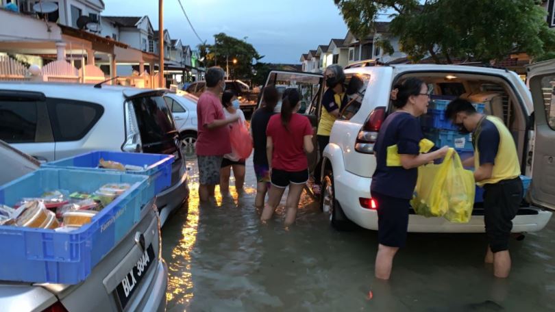 等不及政府救援,民众守护相助自救