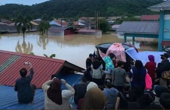 等不及政府救援,民众守护相助自救