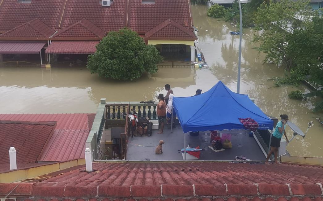 等不及政府救援,民众守护相助自救