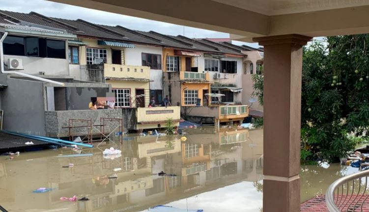 等不及政府救援,民众守护相助自救