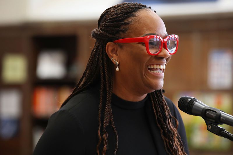 美国24小时内两名女议员遭持枪抢劫 歹徒劫车扬长而去