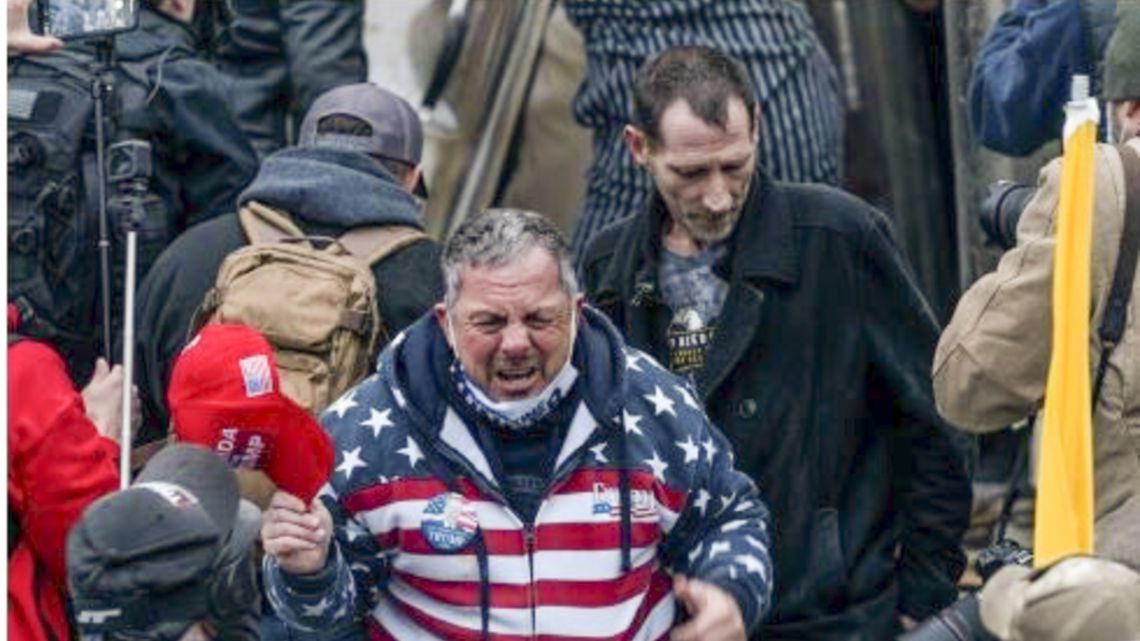 美国会骚乱调查最严判决：男子用灭火器袭警被判5年