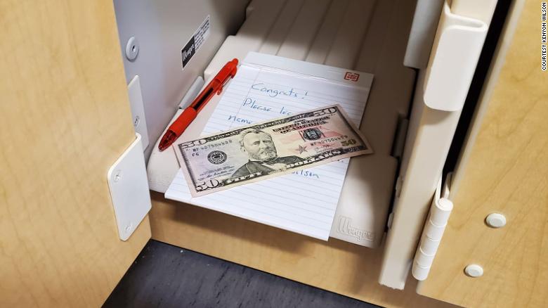 考验学生会不会看教学大纲 教授藏钱到学期结束没人发现