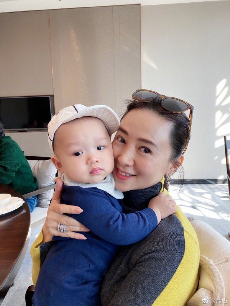 胡杏儿小儿子太可爱 翁虹紧抱不放手