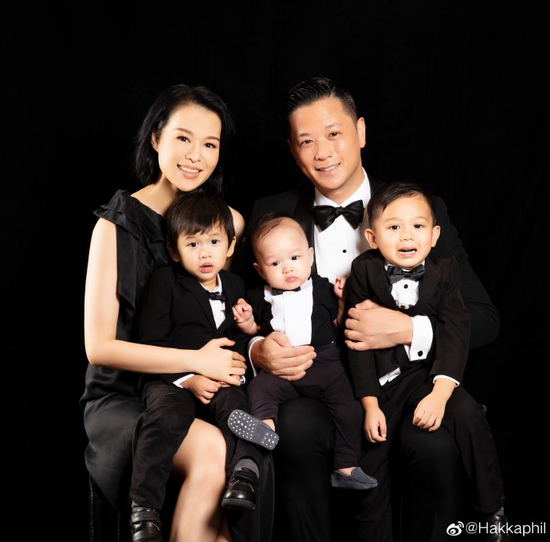 胡杏儿铁婚晒全家福 公开向老公表白:爱你