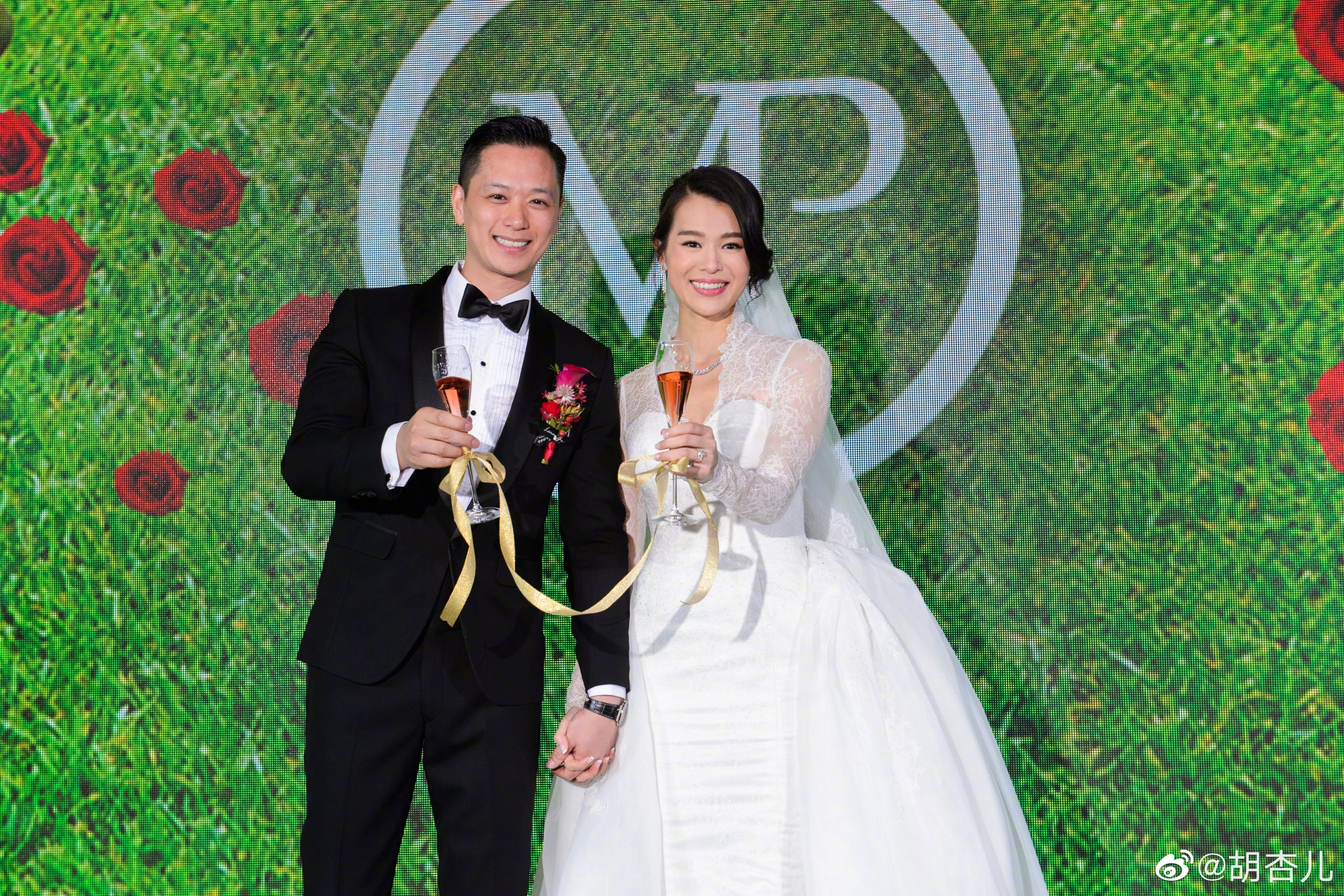 胡杏儿铁婚晒全家福 公开向老公表白:爱你