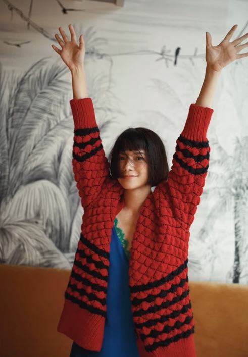 艺人迎2022|戴佩妮收好吉他就绪迎新 Ella年度另类床照吸睛　