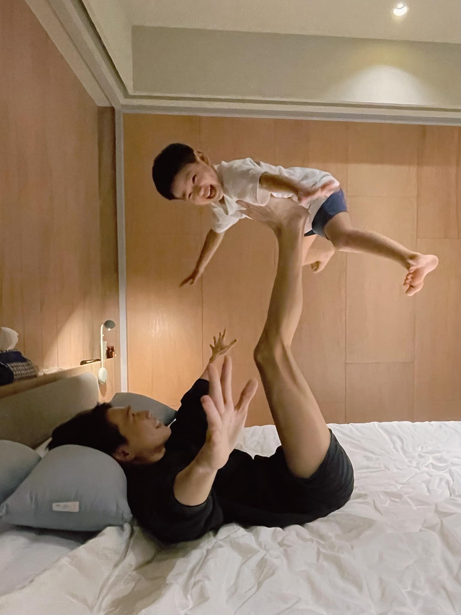 艺人迎2022|戴佩妮收好吉他就绪迎新 Ella年度另类床照吸睛　