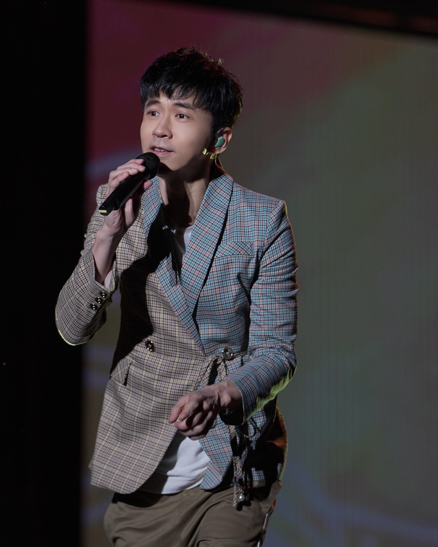 艺人迎2022|戴佩妮收好吉他就绪迎新 Ella年度另类床照吸睛　