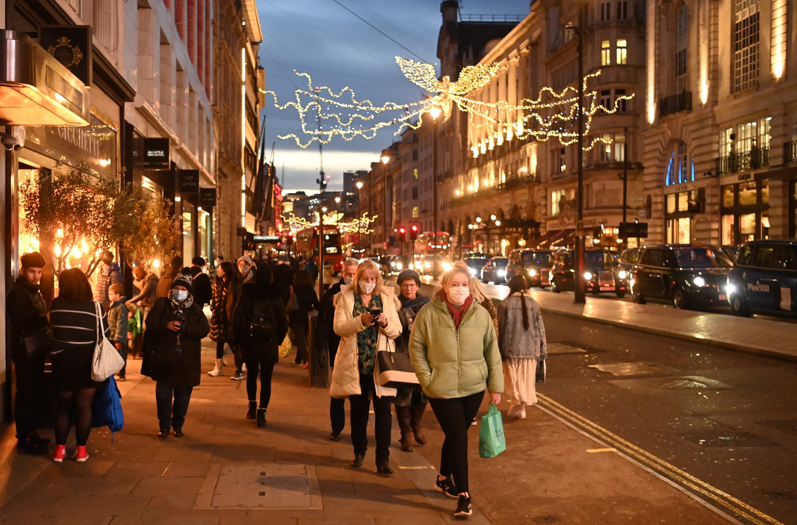 英国单日新增首破十万例