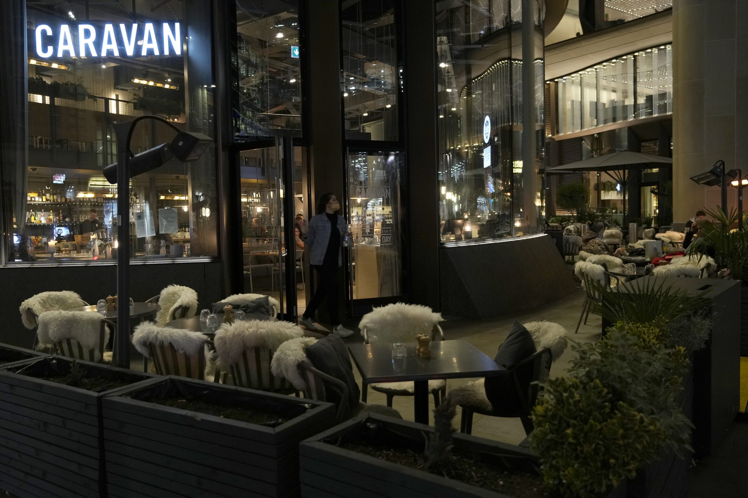 英国单日确诊首破9万 连续3日创新高