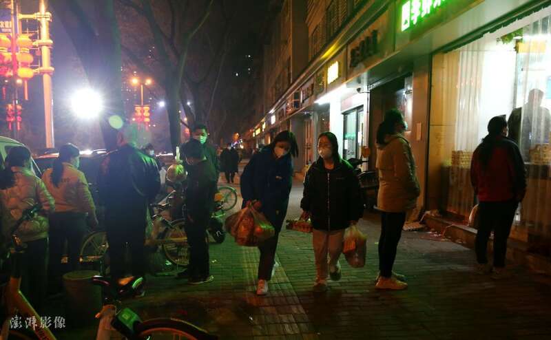 西安市第二轮全员筛查127人确诊 市民涌超市抢购生活物资