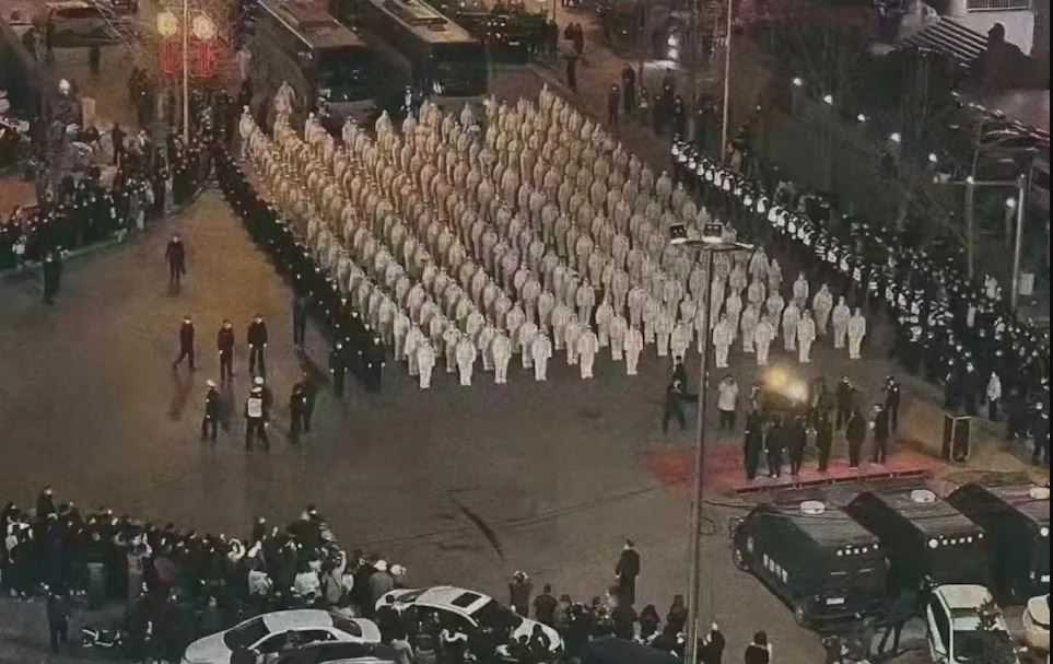 西安市第二轮全员筛查127人确诊 市民涌超市抢购生活物资