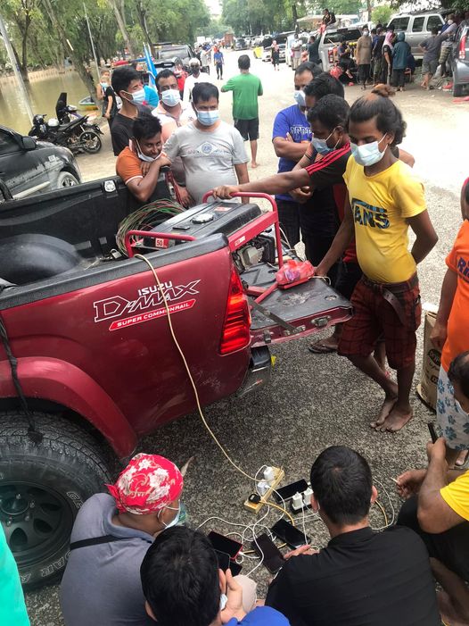 要帮就有法子!男子载发电机供灾民手机充电