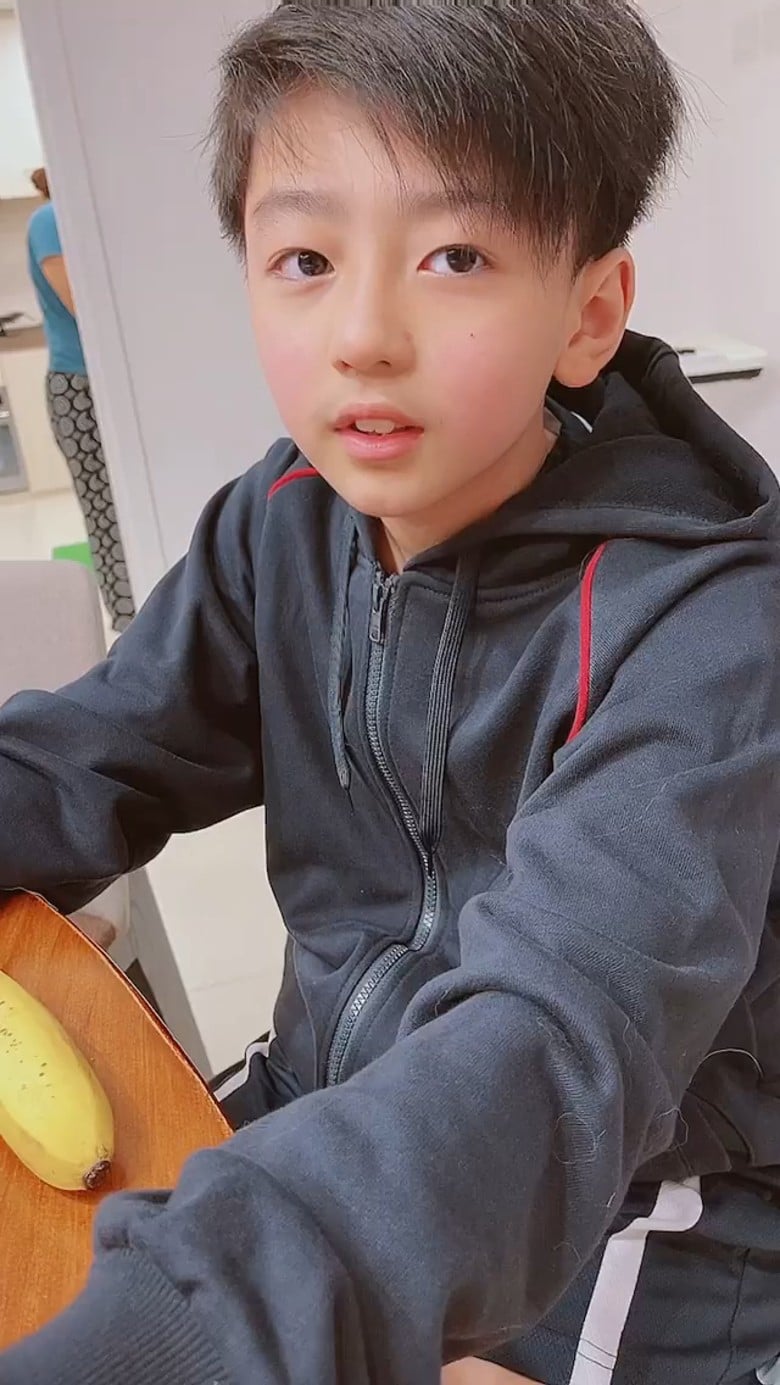 谢霆锋基因超强 “返老还童”撞脸儿子Quintus