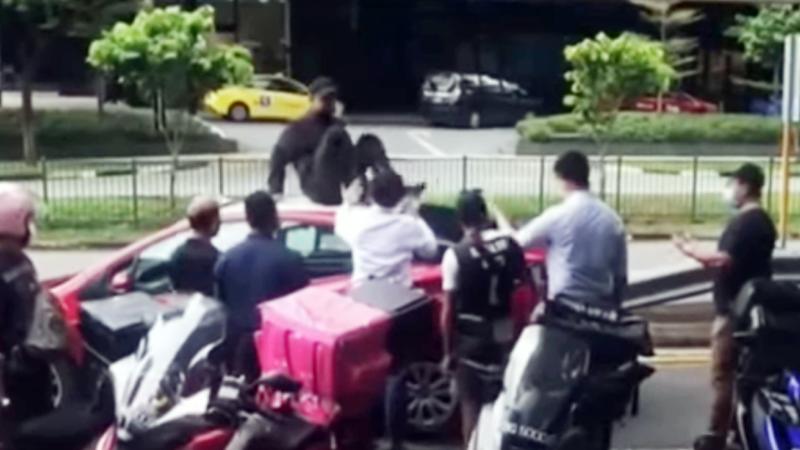 跟妻子闹离婚吵架 男子跳车顶阻德士开走