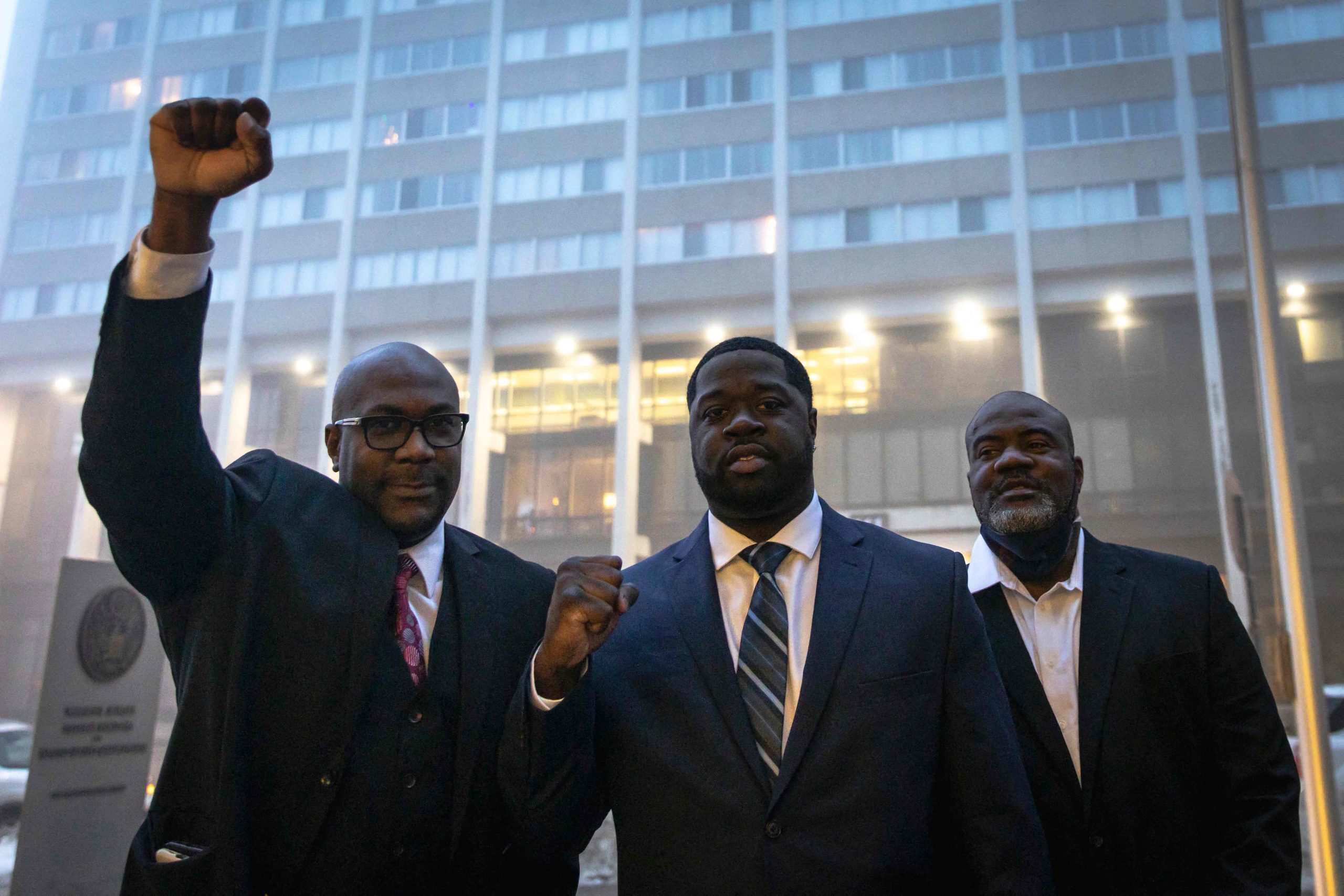 跪颈杀害弗洛伊德 前警员出庭认罪